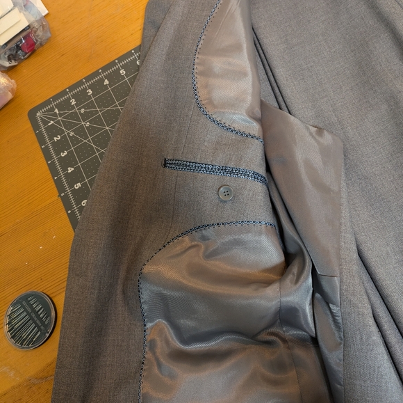 3-piece gray suit - Picture 3 of 10